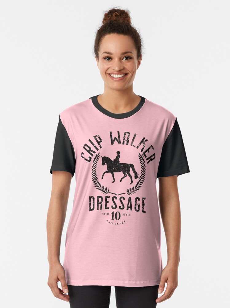 Aperçu 2 sur 5. T-shirt graphique avec l'œuvre Cheval de dressage créée et vendue par LeosCloset.