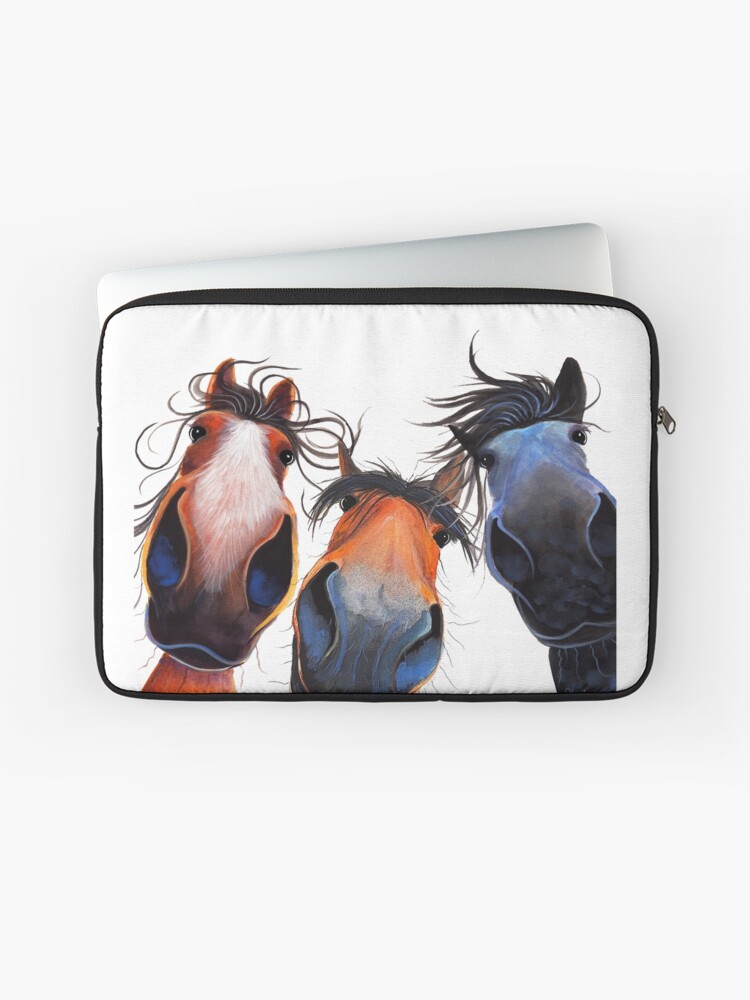 Aperçu 1 sur 2. Housse d'ordinateur avec l'œuvre HAPPY HORSE PRINT ' QUI A LAISSÉ LA PORTE OUVERTE ? ' PAR SHIRLEY MACARTHUR créée et vendue par ShirleyMacA.