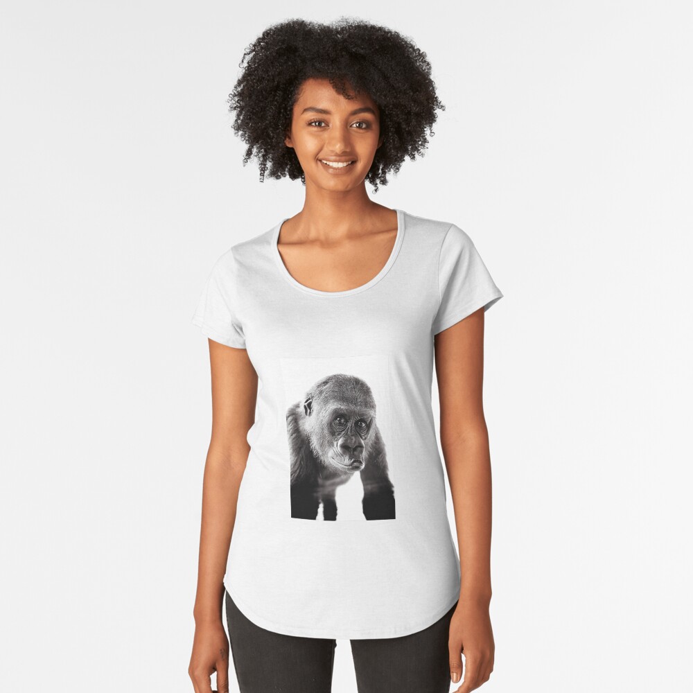 Vista previa del artículo con la obra «Camiseta premium de cuello ancho», diseñado y vendido por Delsolar.