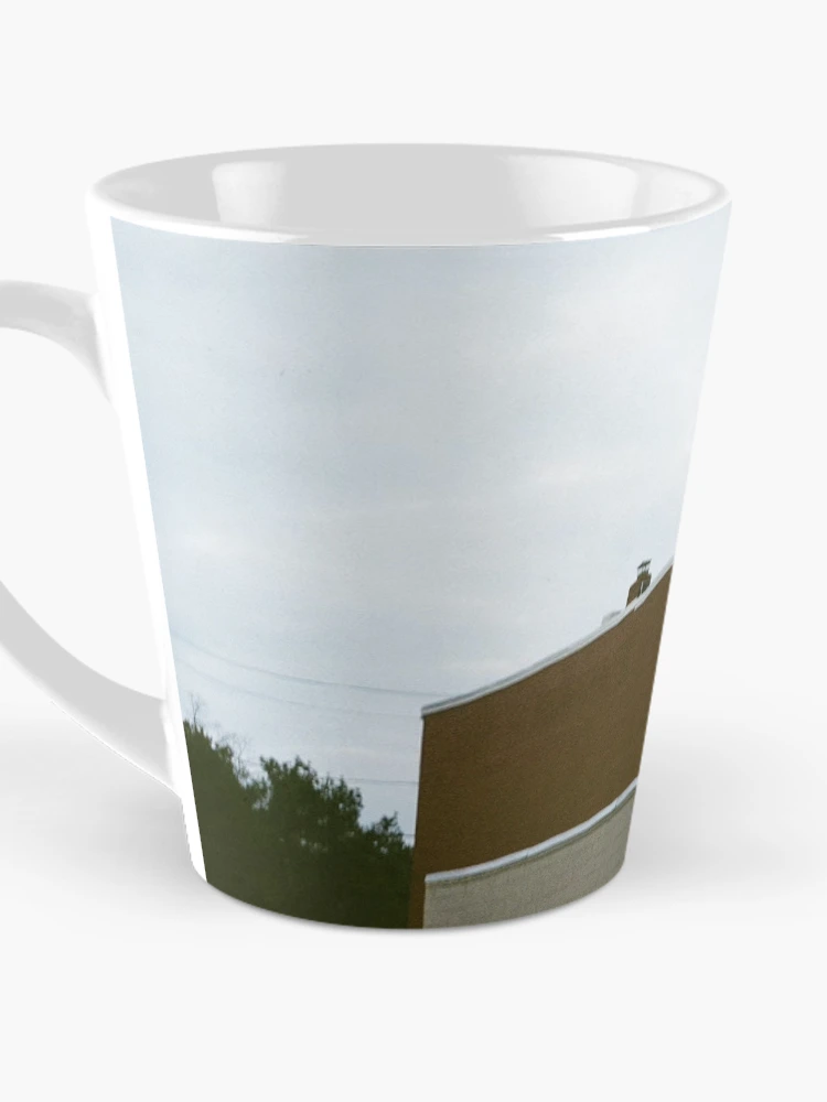 Imagen 3 de 4, Taza de café con la obra edificio, diseñada y vendida por artbyheallocco.