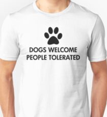 Hunde begrüßen Menschen toleriert Slim Fit T-Shirt