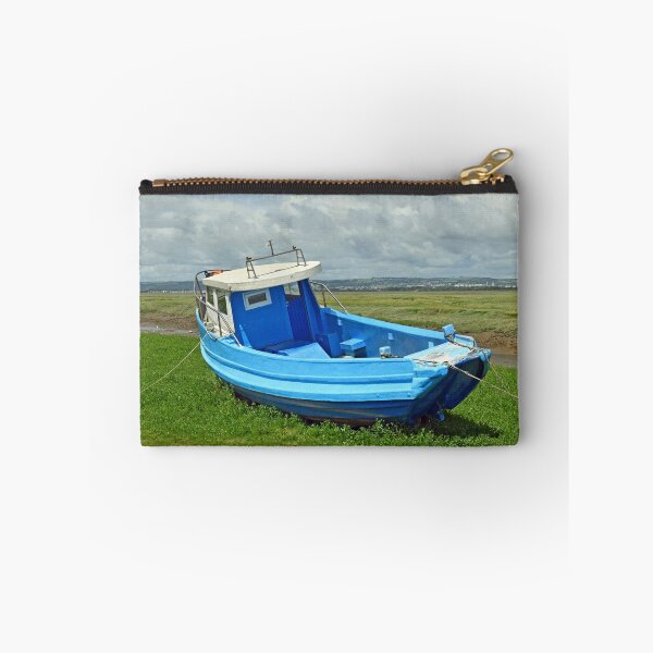 Aperçu de l'œuvre Bateau bleu sur l'estuaire Penclawdd Gower Galles du Sud créée et vendue par Cameranick.
