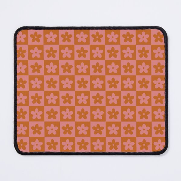 Artikelvorschau, Schachbrettmuster mit Blumen in gedecktem Rosa, ein „Schachmatt“-Design! entworfen und verkauft von StudioSquiggly.