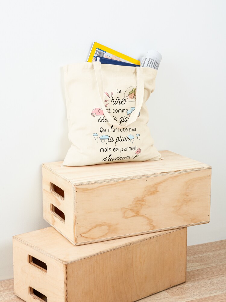 Aperçu 4 sur 5. Tote bag avec l'œuvre Citation : Le rire c'est comme les essuie-glaces créée et vendue par GribouillStreet.