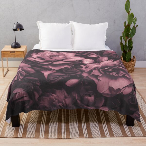 Aperçu de l'œuvre Fleurs baroques opulentes Moody Botanical Art Rose mat créée et vendue par artsandsoul.