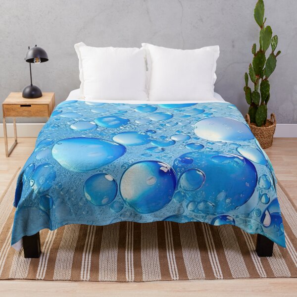 Aperçu de l'œuvre Mangez mes bulles bleu clair Robe t-shirt créée et vendue par Digital-Art-Co.