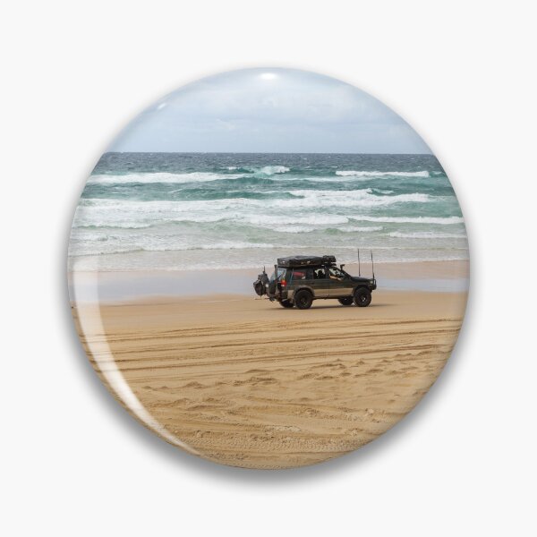 Artikelvorschau, Ein 4X4-Fahrzeug am 75-Meilen-Strand von Fraser Island schleppt ein weiteres Fahrzeug mit Allradantrieb entworfen und verkauft von Martin Berry Photography.