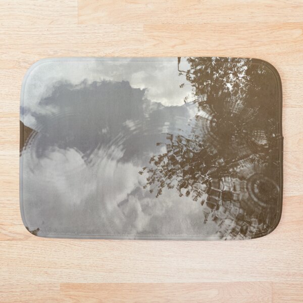 Artikelvorschau, Reflektierter Himmel in Pfützen. entworfen und verkauft von tshuki.
