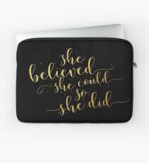 Sie glaubte, dass sie so könnte sie ... Life Inspirational Zitat (Modern Style) Laptoptasche