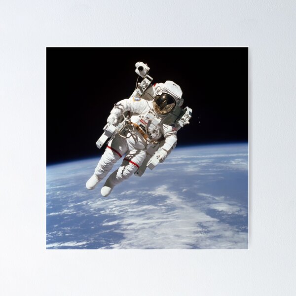 Artikel-Vorschau von Astronaut Bruce McCandless beim ersten Untethered Spacewalk, designt und verkauft von Lefteris Betsis.
