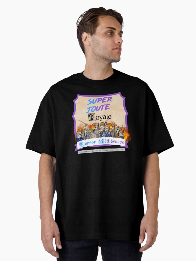 Aperçu 1 sur 7. T-shirt oversize avec l'œuvre Super Joute Royale parchemin créée et vendue par PMedievistes.