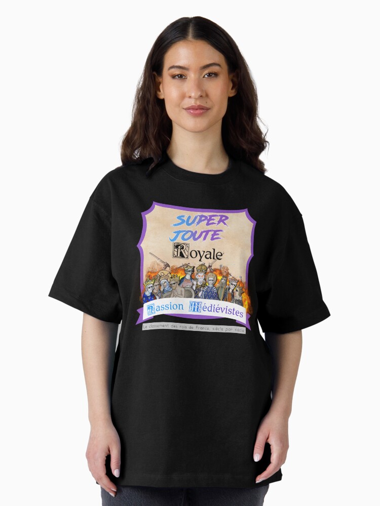 Aperçu 2 sur 7. T-shirt oversize avec l'œuvre Super Joute Royale parchemin créée et vendue par PMedievistes.
