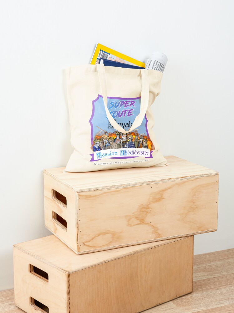 Aperçu 4 sur 5. Tote bag avec l'œuvre Super Joute Royale bleu créée et vendue par PMedievistes.