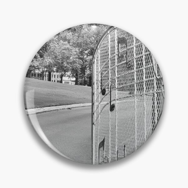 Artikelvorschau, Graceland Gate Memphis Tennessee Schwarz und Weiß entworfen und verkauft von LisaWootenPhoto.