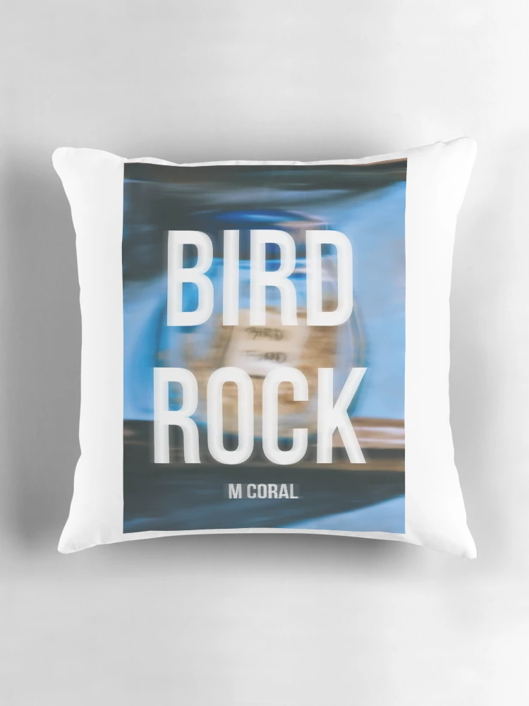 Aperçu 3 sur 4. Coussin avec l'œuvre Oiseau Rocher créée et vendue par Riley-Racoon.