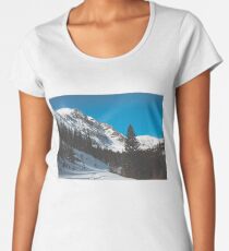 Camiseta premium de cuello ancho Tranquilo mediados de febrero montañas y nieve