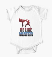 Seien Sie wie Wasser Kung Fu Zitat T-Shirt Kampfkunst Geschenk Baby Body Kurzarm