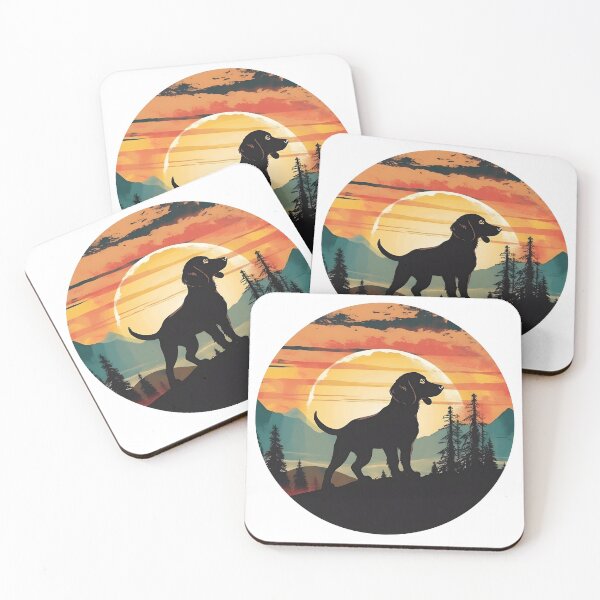 Artikelvorschau, Gelassenheit bei Sonnenuntergang: Vintage-Dackel-Silhouette inmitten majestätischer Berge und verzauberter Wälder entworfen und verkauft von Studio-Mind.