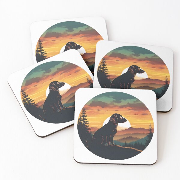Artikelvorschau, Gelassenheit bei Sonnenuntergang: Vintage-Dackel-Silhouette inmitten majestätischer Berge und verzauberter Wälder entworfen und verkauft von Studio-Mind.