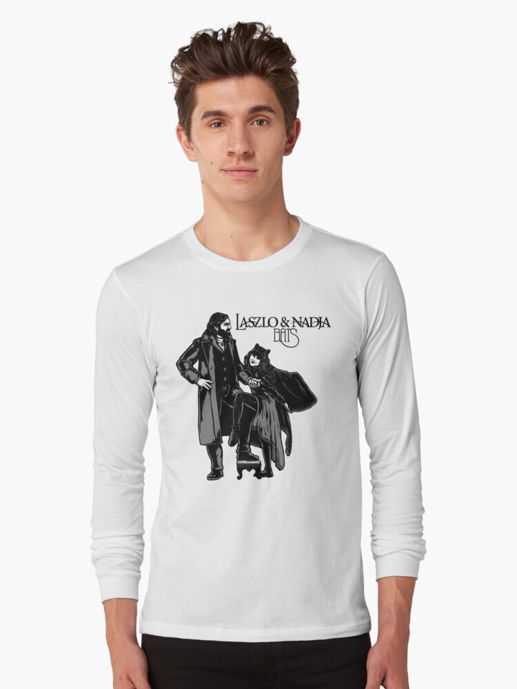 Aperçu 1 sur 5. T-shirt manches longues avec l'œuvre Lazslo et Nadia BAT créée et vendue par NixonNewnham.