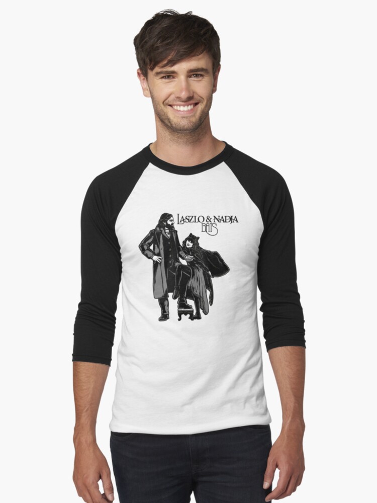 Aperçu 1 sur 3. T-shirt baseball manches ¾ avec l'œuvre Lazslo et Nadia BAT créée et vendue par NixonNewnham.