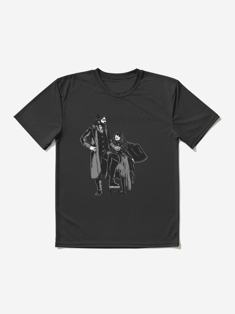Aperçu 2 sur 7. T-shirt respirant avec l'œuvre Lazslo et Nadia BAT créée et vendue par NixonNewnham.