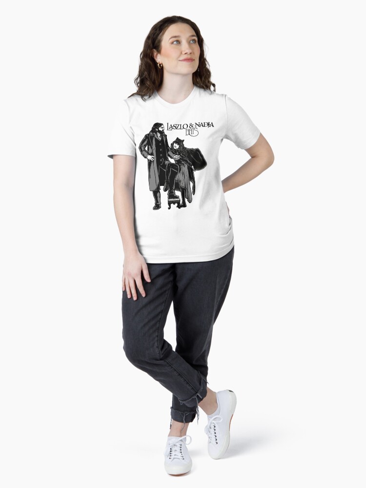 Aperçu 4 sur 7. T-shirt essentiel avec l'œuvre Lazslo et Nadia BAT créée et vendue par NixonNewnham.