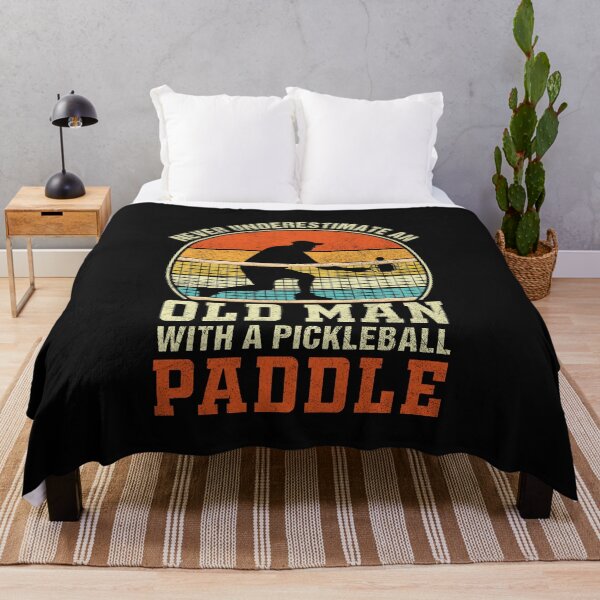 Artikelvorschau, Lustig, unterschätze niemals einen alten Mann mit Pickleball-Paddel entworfen und verkauft von Best Designer.