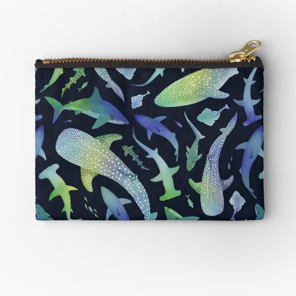 Vista previa del artículo con la obra «Océano de tiburón acuarela azul y verde sobre azul marino oscuro», diseñado y vendido por adenaJ.