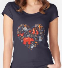 Märchenwald. Fox, Bär, Waschbär, Eulen, Hasen, Blumen und Kräuter auf blauem Grund. Tailliertes Rundhals-Shirt