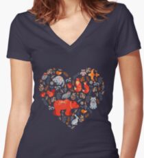 Märchenwald. Fox, Bär, Waschbär, Eulen, Hasen, Blumen und Kräuter auf blauem Grund. Shirt mit V-Ausschnitt