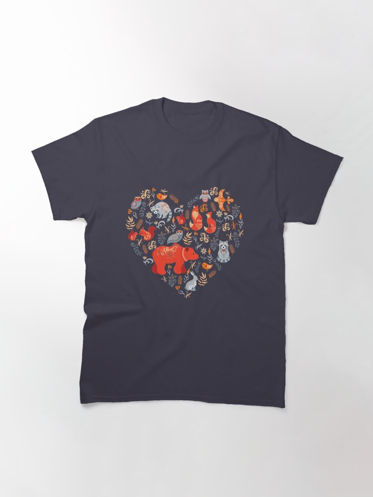 Vista alternativa de Camiseta clásica Bosque de cuento de hadas. Fox, oso, mapache, búhos, conejos, flores y hierbas sobre un fondo azul.