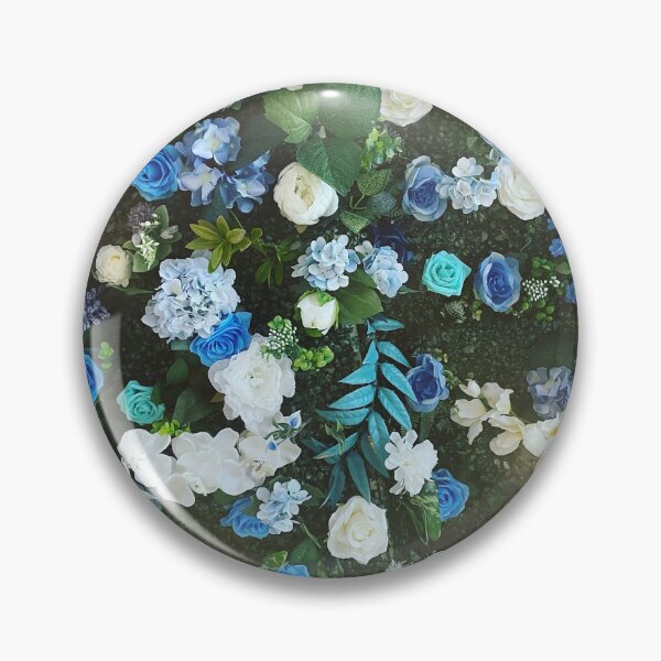 Artikelvorschau, Blau-weißes Blumenmedley entworfen und verkauft von Colourful Wonderful.
