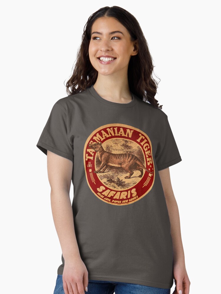 Aperçu 2 sur 7. T-shirt classique avec l'œuvre Safari de tigre de Tasmanie vintage créée et vendue par alardokoth.