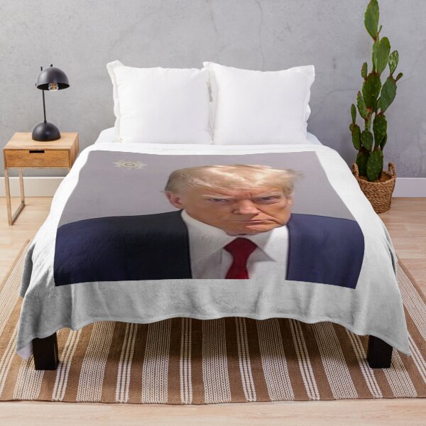 Aperçu de l'œuvre Donald Trump mugshot mème drôle T-shirts, tasses, autocollants, etc. créée et vendue par Sunnie-Designs.