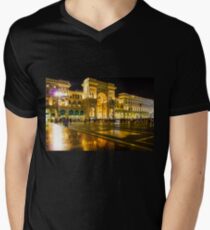 Piazza del Duomo nachts, Mailand, ITALIEN T-Shirt mit V-Ausschnitt