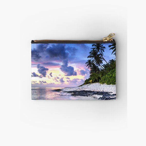 Artikelvorschau, Tropical Sunset Beachscape – Sonnenuntergang mit Palmen und Felsen entworfen und verkauft von thespecialtyhub.