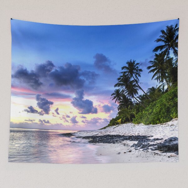Aperçu de l'œuvre Tropical Sunset Beachscape – coucher de soleil avec palmiers et rochers créée et vendue par thespecialtyhub.
