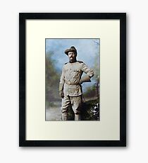Präsident Theodore Roosevelt in seiner Rough Riders-Uniform mit seinem charakteristischen blauen, gepunkteten Schal, 26. Oktober 1898. Gerahmtes Wandbild