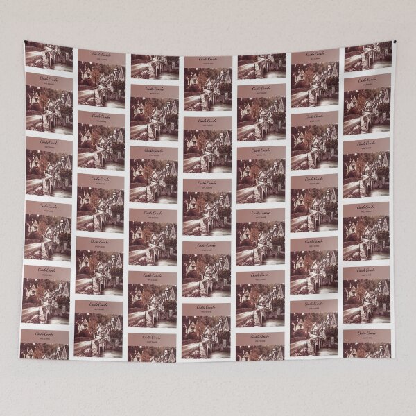 Artikelvorschau, Castle Combe Reiseposter, Wiltshire, Rosa-Beige – Ein durch und durch englisches Dorf entworfen und verkauft von studioSharonKay.