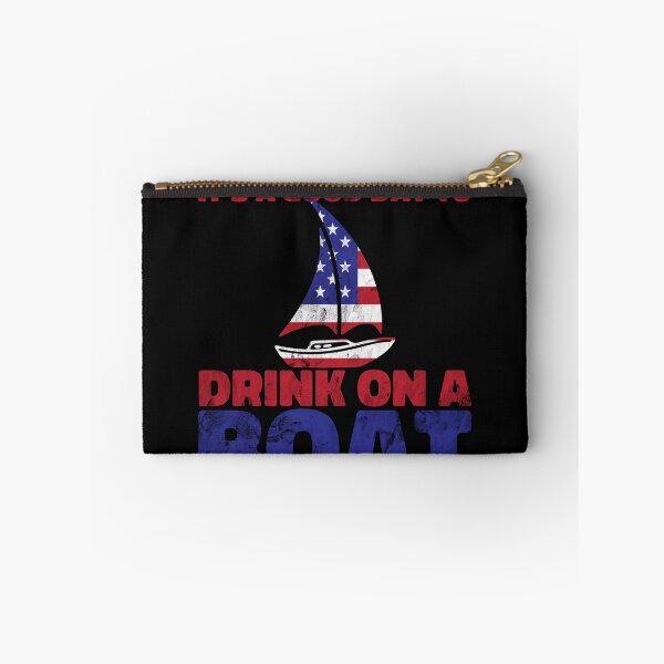 Aperçu de l'œuvre It's A Good Day To Drink On A Boat 4th Of July Boat Drinking Gear créée et vendue par DynamicDesign.