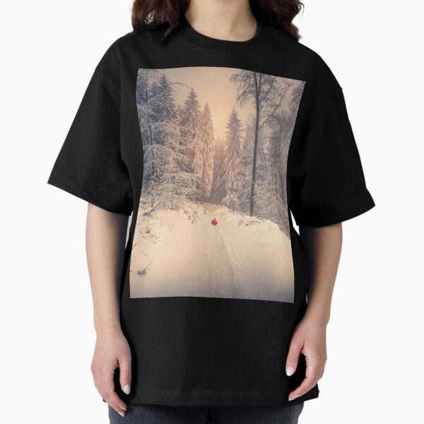 Snow in the mountains and sledding fun Oversized T-Shirt