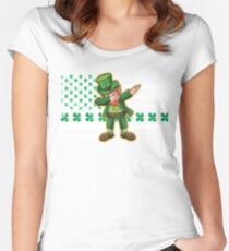 Camiseta entallada de cuello ancho Irish American Flag with Dabbing Leprechaun USA Ireland T-Shirt
