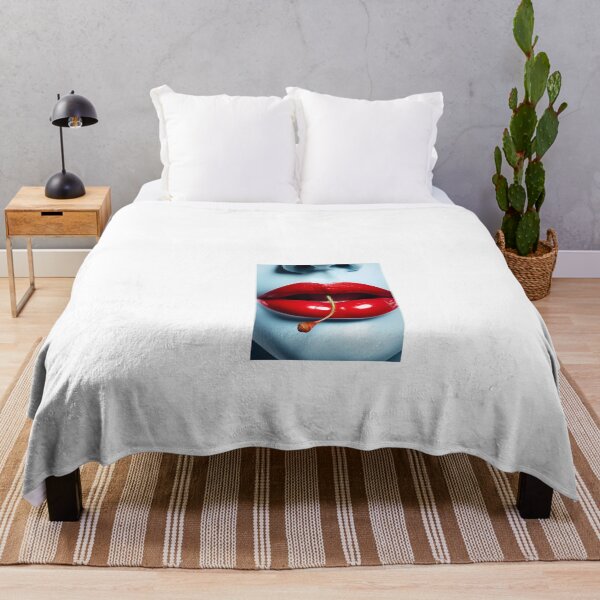 Artikelvorschau, Die Lippen einer Frau, aus denen eine Zigarette herausragt entworfen und verkauft von Dark Fantasy Store.