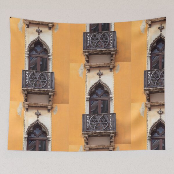 Artikelvorschau, Ansicht des alten Fensters in den historischen Gebäuden in Venedig, Italien entworfen und verkauft von torishaa.