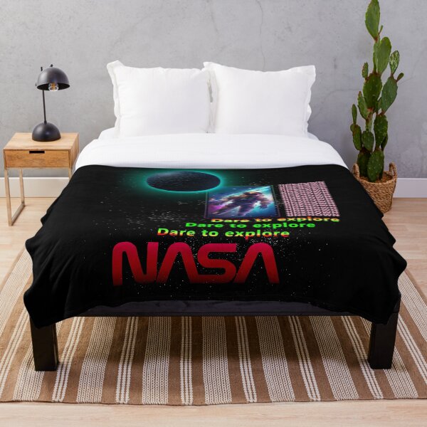 Item preview, Un astronauta está explorando el espacio. designed and sold by Dream-Way.