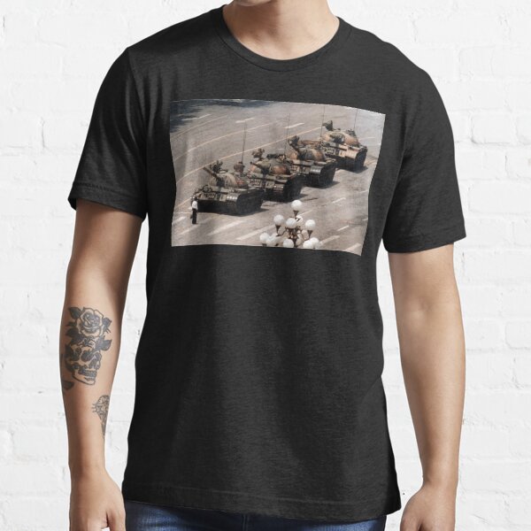 Vista previa del artículo con la obra «Hombre Tanque, Plaza de Tiananmen», diseñado y vendido por DakshKates.