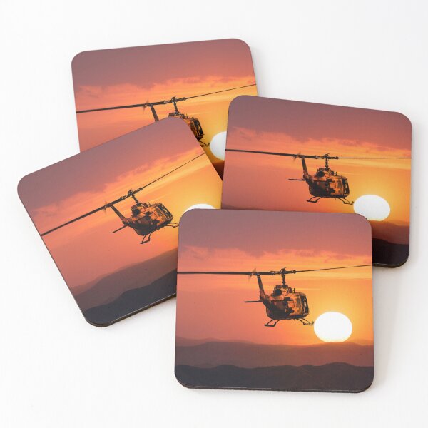 Artikelvorschau, US-Militärhubschrauber UH-1 im Sonnenuntergang - Vietnamkrieg entworfen und verkauft von WartimeTShirts.