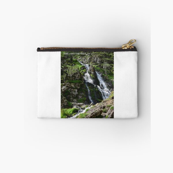 Aperçu de l'œuvre Moss Force, photographie de la cascade du Lake District créée et vendue par ModernAndFunky.