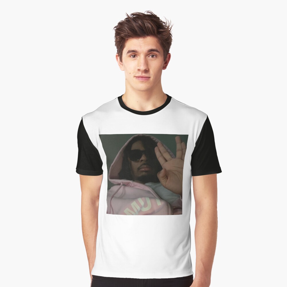 Aperçu de l'œuvre T-shirt graphique créée et vendue par rosead-bottss.